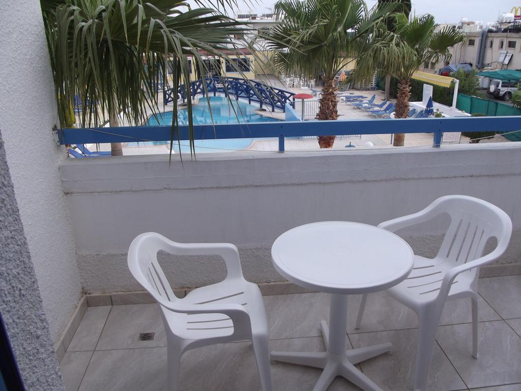 Apartment with Pool View